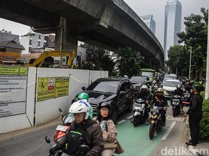 Penampakan Macetnya Jalan Satrio Jaksel Imbas Galian Gorong-gorong Penampakan Macetnya Jalan Satrio Jaksel Imbas Galian Gorong-gorong