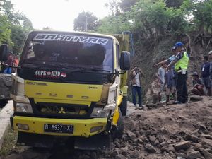 Truk Muatan Tanah Terguling Timpa Pemotor hingga Tewas di Dawe Kudus