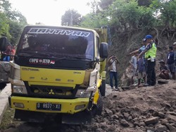 Truk Muatan Tanah Terguling Timpa Pemotor hingga Tewas di Dawe Kudus