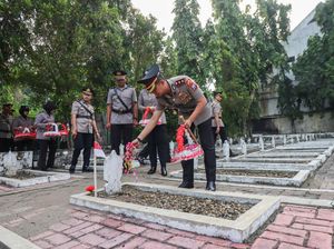 Kenang Pahlawan, Polisi Bojonegoro Tabur Bunga di Makam dan Monumen AP I Rawi Kenang Pahlawan, Polisi Bojonegoro Tabur Bunga di Makam dan Monumen AP I Rawi