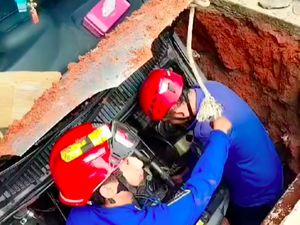 Mobil di Depok Jeblos ke Septic Tank Saat Dipanaskan, 4 Jam Damkar Evakuasi