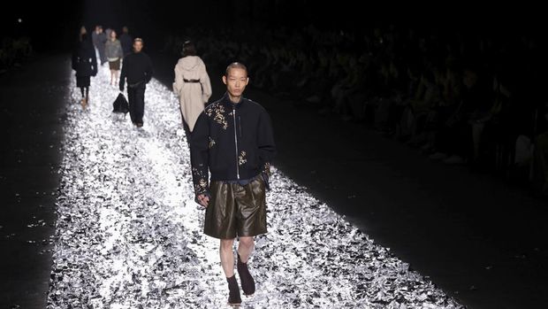 Models present creations by designer Dries Van Noten as part of his Menswear ready-to-wear Spring Summer 2025 collection show during Men's Fashion Week in Paris, France, June 22, 2024. REUTERS/Johanna Geron