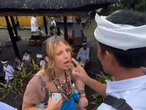 Viral! Bule Berambut Pirang Marah-marah Saat Ditegur Pecalang di Pura Besakih