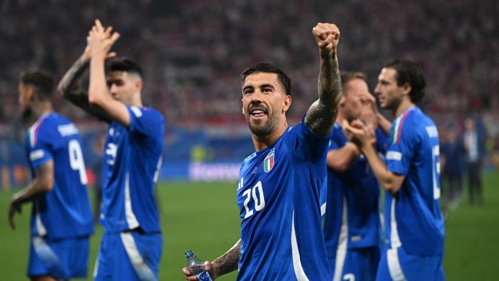 LEIPZIG, GERMANY - JUNE 24: Players of Italy celebrate at the end of the UEFA EURO 2024 Group B football match between Croatia and Italy at Leipzig Stadium in Leipzig, Germany on June 24, 2024. (Photo by Halil Sagirkaya/Anadolu via Getty Images)