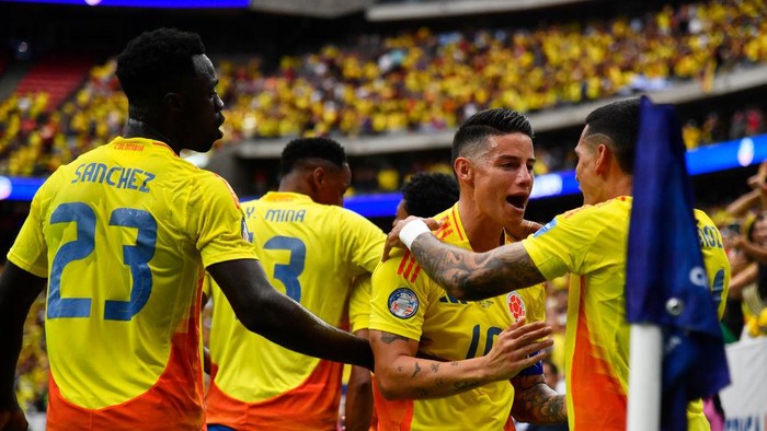 HOUSTON, TEXAS - JUNE 24: Daniel Muñoz of Colombia celebrates with teammates scoring the teams first goal during the CONMEBOL Copa America 2024 Group D match between Colombia and Paraguay at NRG Stadium on June 24, 2024 in Houston, Texas. (Photo by Logan Riely/Getty Images)