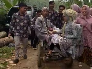 Cerita Pasangan Manten Temanggung Malu-malu Diarak Naik Gerobak Kencana Cerita Pasangan Manten Temanggung Malu-malu Diarak Naik Gerobak Kencana