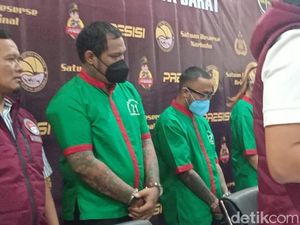 Penampakan Virgoun Diborgol dan Tertunduk Usai Jadi Tersangka Penampakan Virgoun Diborgol dan Tertunduk Usai Jadi Tersangka