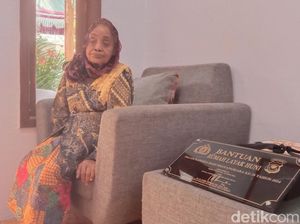Senyum Warih Kini Tak Perlu Tidur Beralas Tikar Lagi