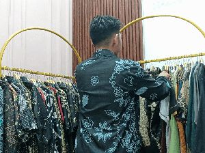 Imbas Ayah Judi Online, Mahasiswa Ini Berjuang Kuliah Sambil Kerja