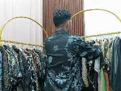 Imbas Ayah Judi Online, Mahasiswa Ini Berjuang Kuliah Sambil Kerja