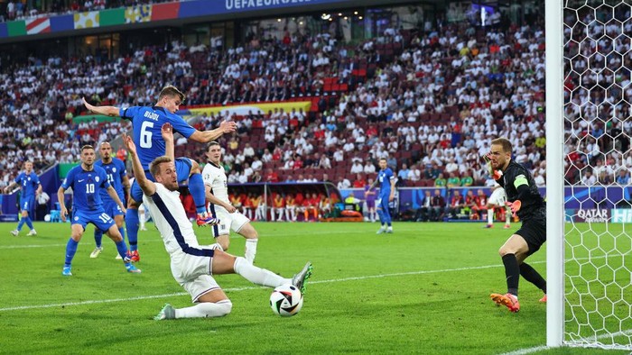COLOGNE, GERMANY - JUNE 25: Harry Kane of England fails to connect with a cross during the UEFA EURO 2024 group stage match between England and Slovenia at Cologne Stadium on June 25, 2024 in Cologne, Germany. (Photo by Robbie Jay Barratt - AMA/Getty Images)