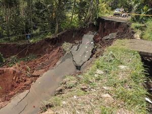 Akses Jalan Caringin-Cibadak di Sukabumi Terputus Akibat Longsor