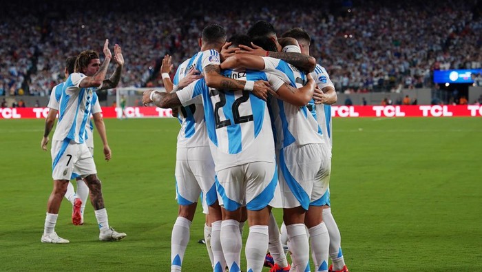 EAST RUTHERFORD, NEW JERSEY - JUNE 25: Lautaro Martinez of Argentina celebrates with teammates after scoring the teams first goal during the CONMEBOL Copa America 2024 match between Chile and Argentina at MetLife Stadium on June 25, 2024 in East Rutherford, New Jersey. (Photo by Gustavo Pagano/Getty Images)