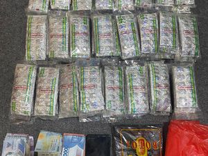 Viral Emak-emak Geruduk Warung Diduga Jual Obat Terlarang di Depok