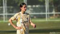 Dalam latihan hari ini para Timnas Putri menjalani latihan dalam empat gim, latihan pada siang hari membuat energi Skuad Garuda Pertiwi ini cukup terkuras.