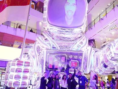 Cekidot detikers! Ada Patung Astronaut Raksasa di Grand Indonesia