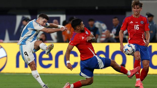 Soccer Football - Copa America 2024 - Group B - Chile v Argentina - MetLife Stadium, East Rutherford, New Jersey, United States - June 25, 2024  Argentina's Julian Alvarez shoots at goal REUTERS/Agustin Marcarian