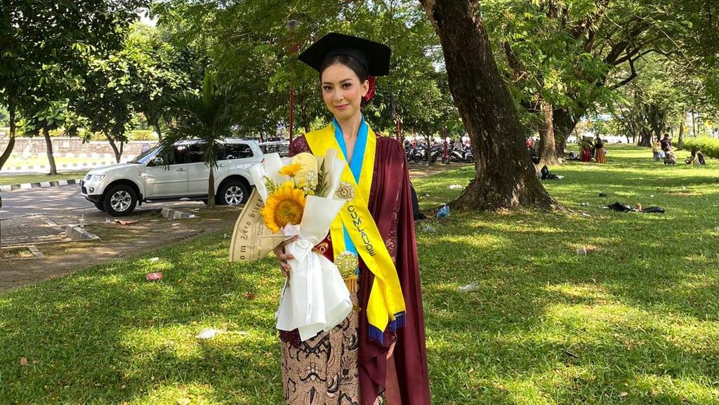 10 Foto Dea Rachma, Lulusan UGM Viral Jadi Petugas Kebersihan di Australia 10 Foto Dea Rachma, Lulusan UGM Viral Jadi Petugas Kebersihan di Australia