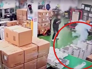 Rekaman CCTV Detik-detik Kebakaran Maut Pabrik Baterai Korsel Rekaman CCTV Detik-detik Kebakaran Maut Pabrik Baterai Korsel