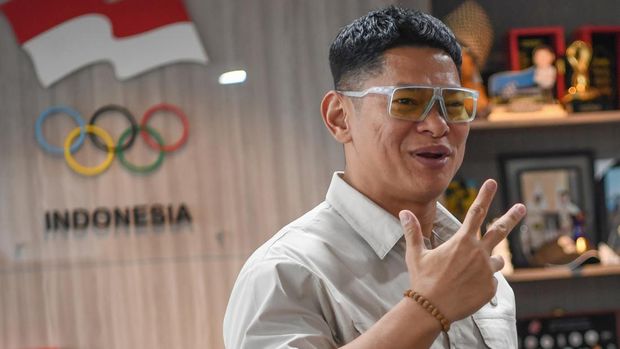 Ketua Umum Komite Olimpiade Indonesia (KOI) Raja Sapta Oktohari mencoba kacamata Oakley saat memberi dukungan bagi atlet Indonesia di Kantor KOI Jakarta, Rabu (26/6/2024). KOI bekerja sama dengan Oakley memberikan dukungan produk kacamata bagi atlet yang akan berlaga pada Olimpiade Paris 2024. ANTARA FOTO/Wahyu Putro A