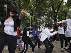 Fans Michael Jackson Nari Bareng Peringati 15 Tahun Kematian Sang Raja Pop