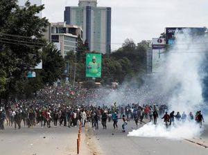 Geger Demo Kenaikan Pajak di Kenya, Saudara Tiri Obama Kena Gas Air Mata Geger Demo Kenaikan Pajak di Kenya, Saudara Tiri Obama Kena Gas Air Mata
