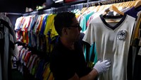Karyawan Google berusia 41 tahun ini telah mengumpulkan total 6.101 kaus sejak ia mulai mengoleksinya pada tahun 2000.