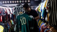 Koleksinya beragam, dari kaus Pele yang langka hingga kaus Piala Dunia 1998 yang ditandatangani Ronaldo.