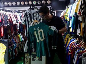 Gokil! Pria Brasil Pecahkan Rekor Koleksi Kaus Bola Terbanyak di Dunia Gokil! Pria Brasil Pecahkan Rekor Koleksi Kaus Bola Terbanyak di Dunia