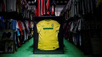 Pele adalah bintang di kantor Alambrado, yang dihiasi dengan kaus bertanda tangan dan foto berbingkai mendiang legenda sepak bola, yang meninggal pada Desember 2022.