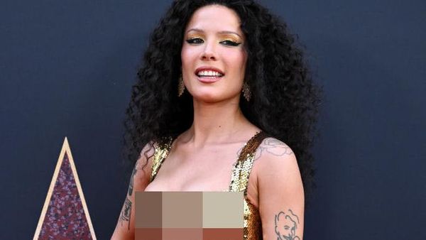 7 Gaya Sexy-Glam Halsey, Tampil Perdana di Publik Setelah Diagnosa Lupus