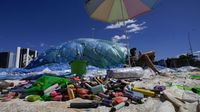 Instalasi Tsunami Plastik Jadi Peringatan di Pantai Brasil