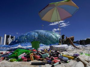 Instalasi Tsunami Plastik Jadi Peringatan di Pantai Brasil