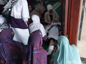 Seorang Jemaah Haji Perempuan Pingsan Saat Baru Tiba di Kota Batu