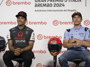 Lewis Hamilton Mau Beli Tim Satelit MotoGP, Begini Kata Marquez-Bagnaia Lewis Hamilton Mau Beli Tim Satelit MotoGP, Begini Kata Marquez-Bagnaia