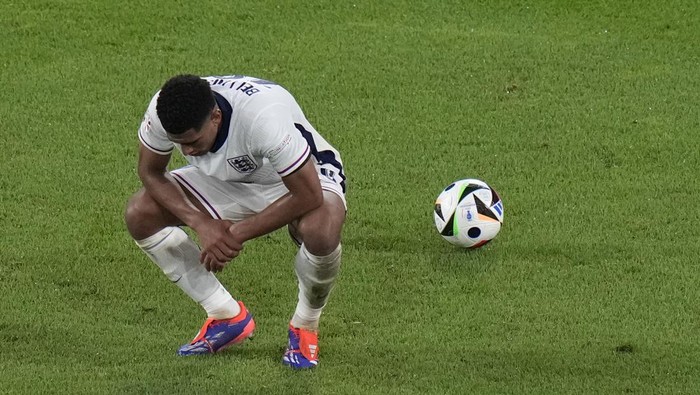 Englands Jude Bellingham crouches on the pitch after a Group C match between England and Slovenia at the Euro 2024 soccer tournament in Cologne, Germany, Tuesday, June 25, 2024. (AP Photo/Alessandra Tarantino)