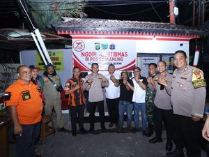 Ngopi Kamtibmas, Kapolsek Mampang Edukasi Warga Cegah Curanmor-Bagikan Gembok