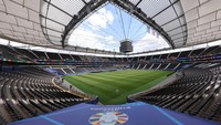 Frankfurt Arena, markas dari Eintracht Frankfurt ini dibangun pada tahun 1925 dan telah menyelenggarakan pertandingan di beberapa turnamen besar termasuk Kejuaraan Eropa UEFA 1988 dan Piala Dunia 2006. (Alex Grimm - UEFA/UEFA via Getty Images)