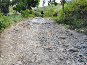 Warga Mangepong Jeneponto Keluhkan Jalan Rusak Parah 17 Tahun Tak Diperbaiki