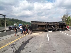 Truk Kontainer Terguling Melintang di Km 111 Tol Cipularang