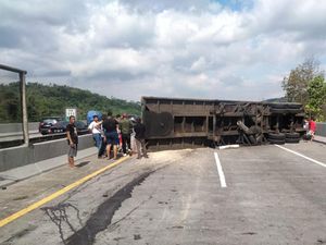 Truk Kontainer Terguling Melintang di Km 111 Tol Cipularang Truk Kontainer Terguling Melintang di Km 111 Tol Cipularang