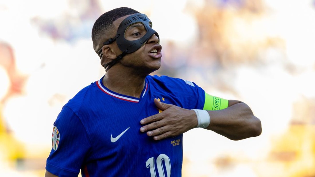 Striker Prancis, Kylian Mbappe, menggunakan topeng dalam laga melawan Polandia di Euro 2024. (Foto: Andrzej Iwanczuk/NurPhoto via Getty Images)