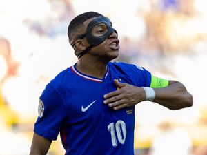 Topeng Bikin Mbappe Ribet di Lapangan Topeng Bikin Mbappe Ribet di Lapangan
