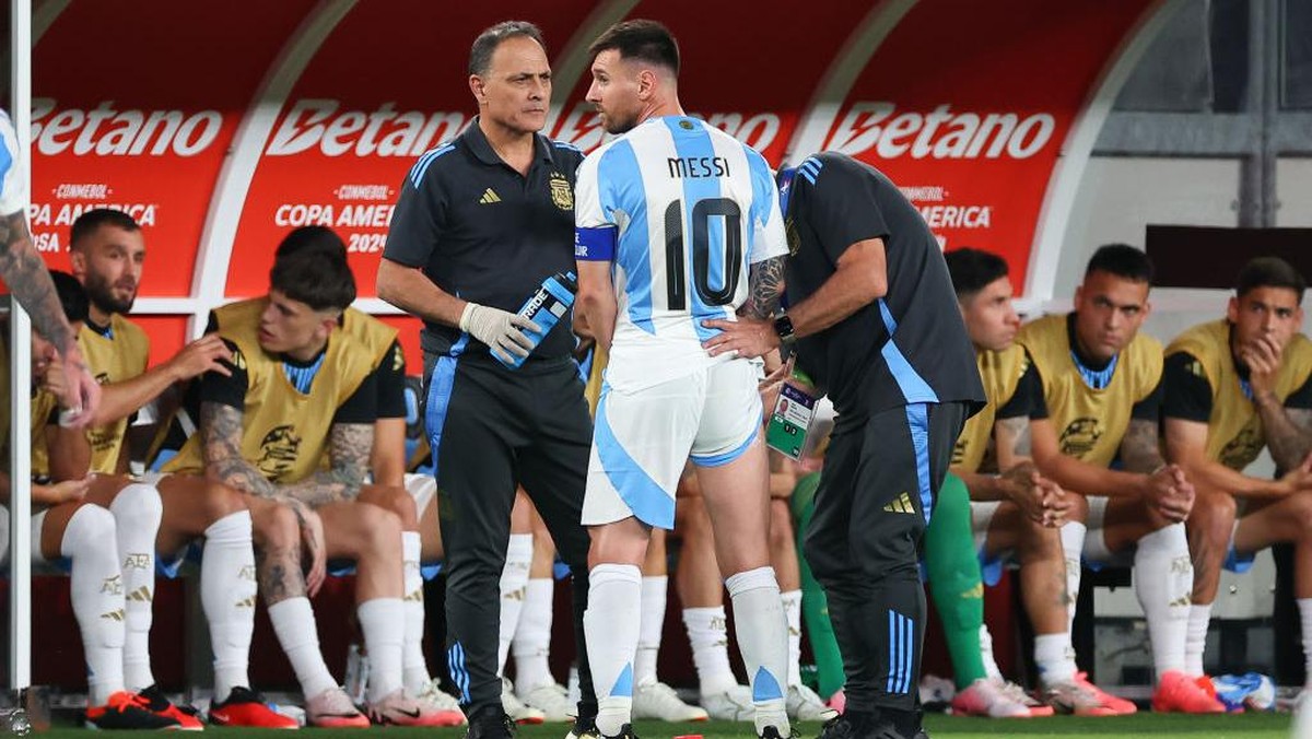 Messi mendapat perawatan di pinggir lapangan dalam laga menghadapi Chile. Foto: Icon Sportswire via Getty Images/Icon Sportswire