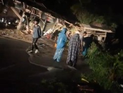 Longsor Seret Warung hingga Tutupi Akses Jalan Cianjur-Sindangbarang