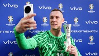 Sepanjang laga, Skorupksi membuat 8 saves krusial yang mengamankan gawang Polandia. Atas performa itu, ia diganjar gelar Man of the Match laga, dan mendapat sanjungan dari pelatih Prancis, Didier Deschamps. Prancis sendiri gagal juara Grup D usai ditahan Polandia, yakni harus puas jadi runner up di bawah Austria. (Foto: Matt McNulty - UEFA/UEFA via Getty Images)