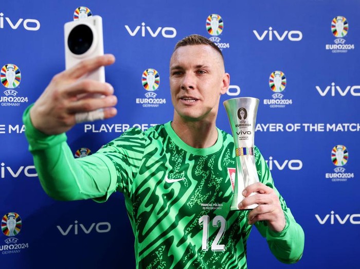 DORTMUND, GERMANY - JUNE 25: Lukasz Skorupski of Poland poses for a selfie with the VIVO Player of the Match award following the UEFA EURO 2024 group stage match between France and Poland at Football Stadium Dortmund on June 25, 2024 in Dortmund, Germany. (Photo by Matt McNulty - UEFA/UEFA via Getty Images)