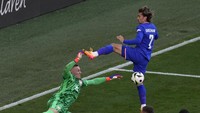 Namun, Skorupski tak kendur dan tetap membuat banyak saves di sisa laga. Salah satunya ketika menggagalkan peluang dari Antoine Griezmann di babak kedua. (Foto: Themba Hadebe/AP)