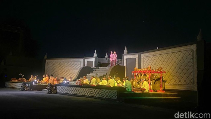 Sendratari Ramayana Prambanan menjadi suguhan mantap jika ingin menikmati kisah legenda dengan cara yang tidak biasa. Pertunjukkan ditampilkan tanpa dialog atau percakapan. Hanya ada suara gamelan dan gending manis dari sinden yang menjadi pelengkap latar belakang suara.