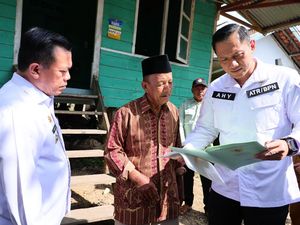 AHY Door to Door Serahkan Langsung Sertifikat Tanah Milik Warga di Jambi